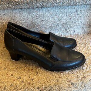 St. John's Bay - Navy Blue -size 8 /12 medium with 2 inch heel